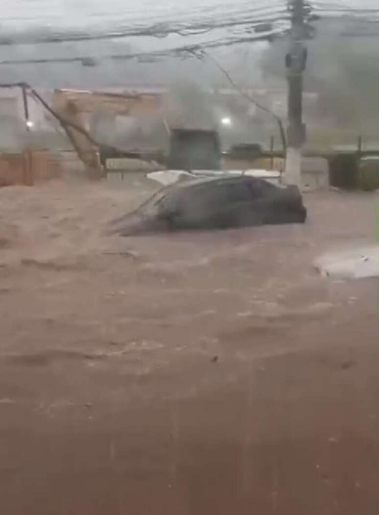 Carros s&atilde;o arrastados por enxurrada em Cap&atilde;o Redondo, SP. Reprodu&ccedil;&atilde;o/TV Globo