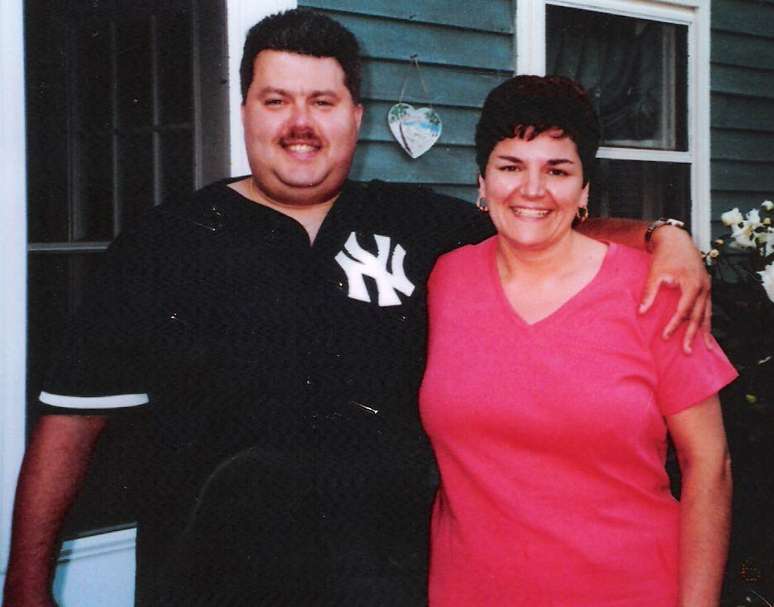 Fred Crisostomi e Gina Russo, fotografados em 2002. Gina sofreu queimaduras graves, como mostra a foto mais recente do in&iacute;cio da reportagem