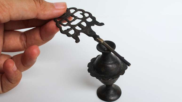 Os recipientes de kohl s&atilde;o geralmente chamados de 'makhala', e o instrumento usado para aplic&aacute;-lo nos olhos &eacute; conhecido como 'merwad'