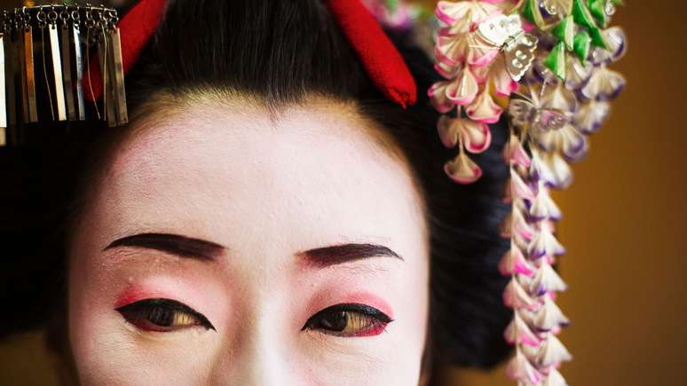 No Jap&atilde;o, acredita-se que o uso de delineador vermelho pelas gueixas afasta os maus esp&iacute;ritos