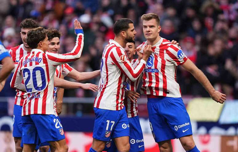 Sorloth (&agrave; direita) faz o gol e recebe os cumprimetos dos compaaheiros do Atl&eacute;tico de Madrid.