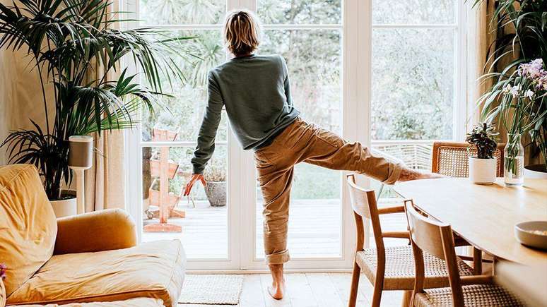 Treinar para ficar de p&eacute; sobre uma das pernas por mais tempo pode trazer uma s&eacute;rie de benef&iacute;cios