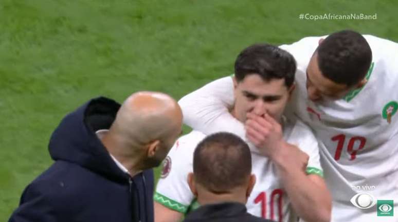 Ap&oacute;s perder p&ecirc;nalti, Brahim bota a m&atilde;o na boca para evitar leitura labial &ndash;