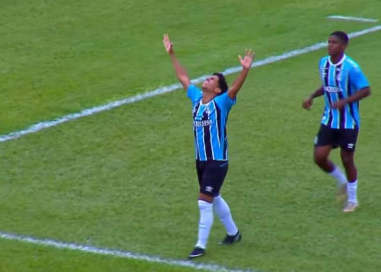 Jo&atilde;o Borne celebra o primeiro de seus dois gols para o Gr&ecirc;mio diante do Cear&aacute;.
