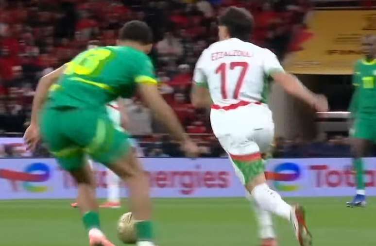 O senegal&ecirc;s Ndiaye (de verde) bloqueou o avan&ccedil;o do marroquino Ezzalzouli na final da Copa Africana.