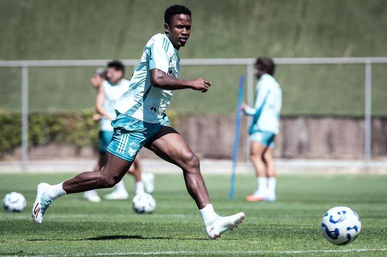 Sinisterra em treino pelo Cruzeiro &ndash;