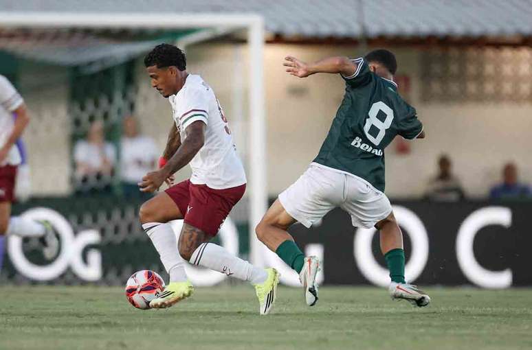 John Kennedy pode desfalcar o Fluminense por les&atilde;o &ndash;