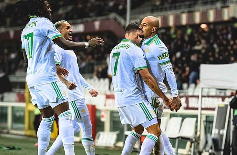 Malen, &agrave; direita, &eacute; festejado ap&oacute;s fazer o seu primeiro gol coma camisa da Roma. E logo na estreia.