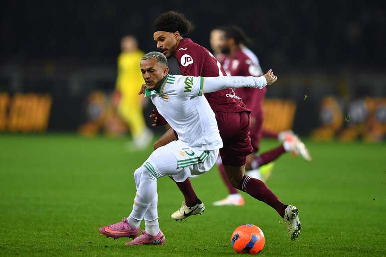 Wesley, que mais uma vez fez um bom jogo atuando adaptado na ala esquerda da Roma, luta pela bola com Lazaro, do Torino.