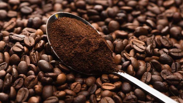 Apesar dos benef&iacute;cios, o uso do caf&eacute; para neutralizar odores exige aten&ccedil;&atilde;o a alguns cuidados &ndash; depositphotos.com / VadimVasenin