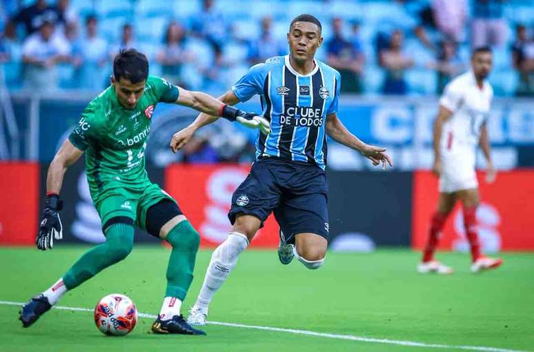 Carlos Vin&iacute;cius pressiona o goleiro rival durante goleada do Gr&ecirc;mio &ndash;