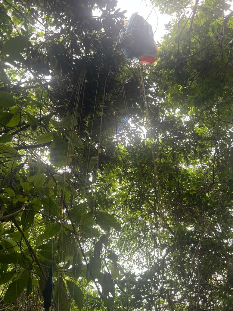 Bombeiros encontraram parapente de Thiago preso em &aacute;rvores