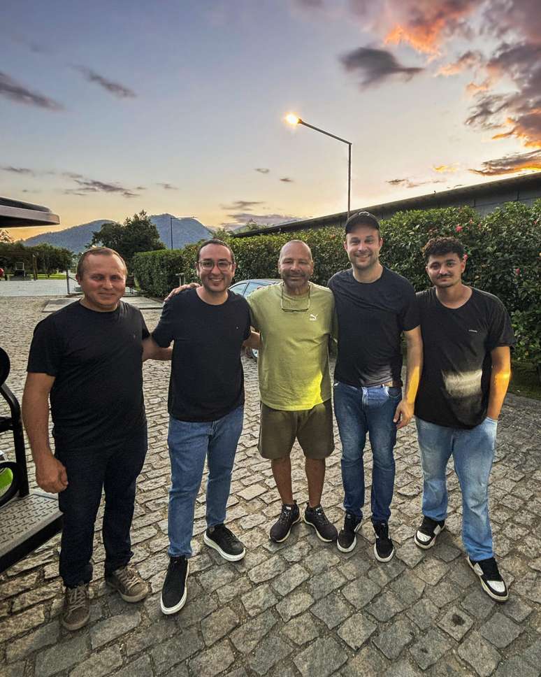 A ideia do quiosque, montado em um container todo rosa, surgiu ap&oacute;s um encontro com Neymar Pai em um evento no Paran&aacute;