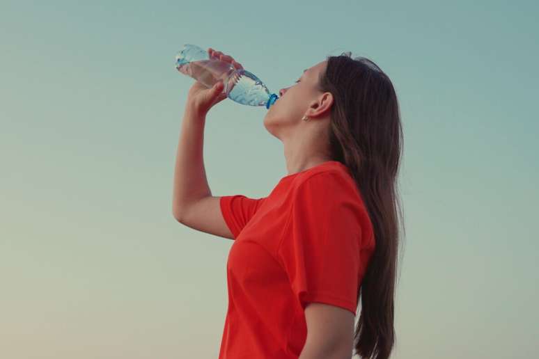 A boca seca &eacute; um dos sinais que indicam que o organismo est&aacute; precisando de reposi&ccedil;&atilde;o de l&iacute;quidos 