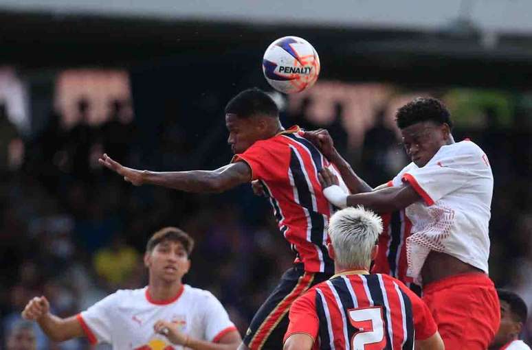 సావో పాలో బ్రగాంటినోతో కష్టపడ్డాడు -