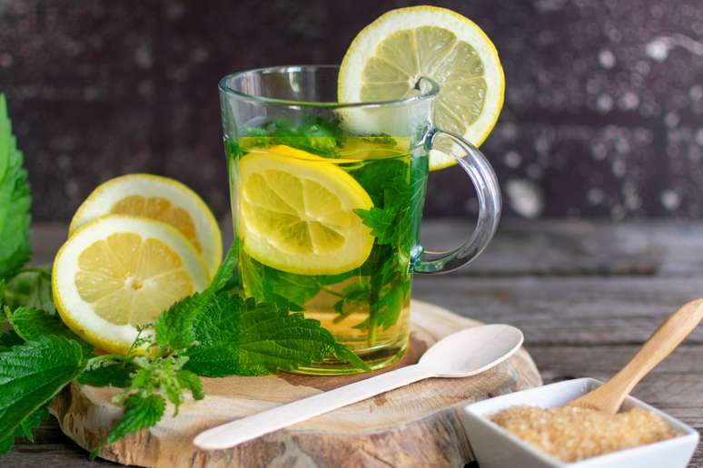 Ch&aacute; de mastruz com lim&atilde;o-siciliano 