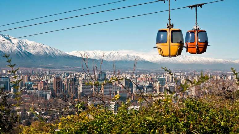 Cidade, vin&iacute;colas e neve a poucas horas de dist&acirc;ncia: Santiago oferece experi&ecirc;ncias variadas com &oacute;timo custo-benef&iacute;cio para o turista brasileiro &ndash; depositphotos.com / tifonimages