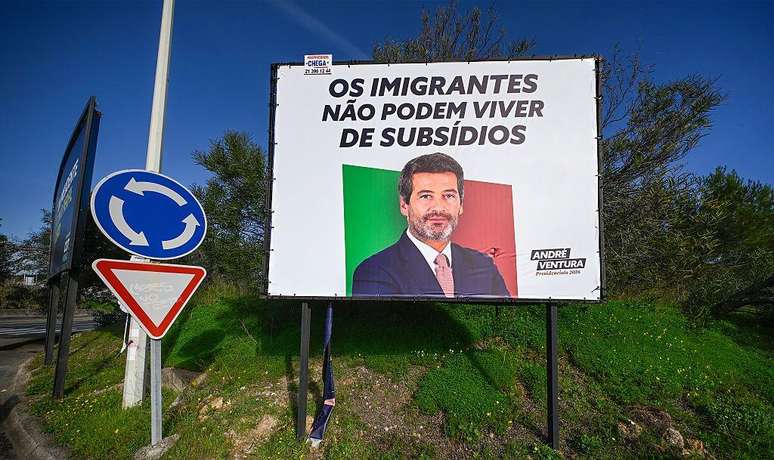 Entre brasileiros em Portugal, cresce o temor de que fortalecimento do Chega nas urnas se traduza em pol&iacute;ticas migrat&oacute;rias mais duras e em um ambiente mais hostil