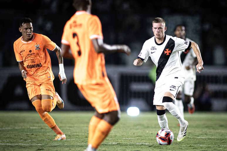 Maxime Dominguez retornou ao Vasco e foi observado no empate com o Nova Igua&ccedil;u. No entanto, n&atilde;o estava nos planos de Fernando Diniz Fotos: Matheus Lima/Vasco
