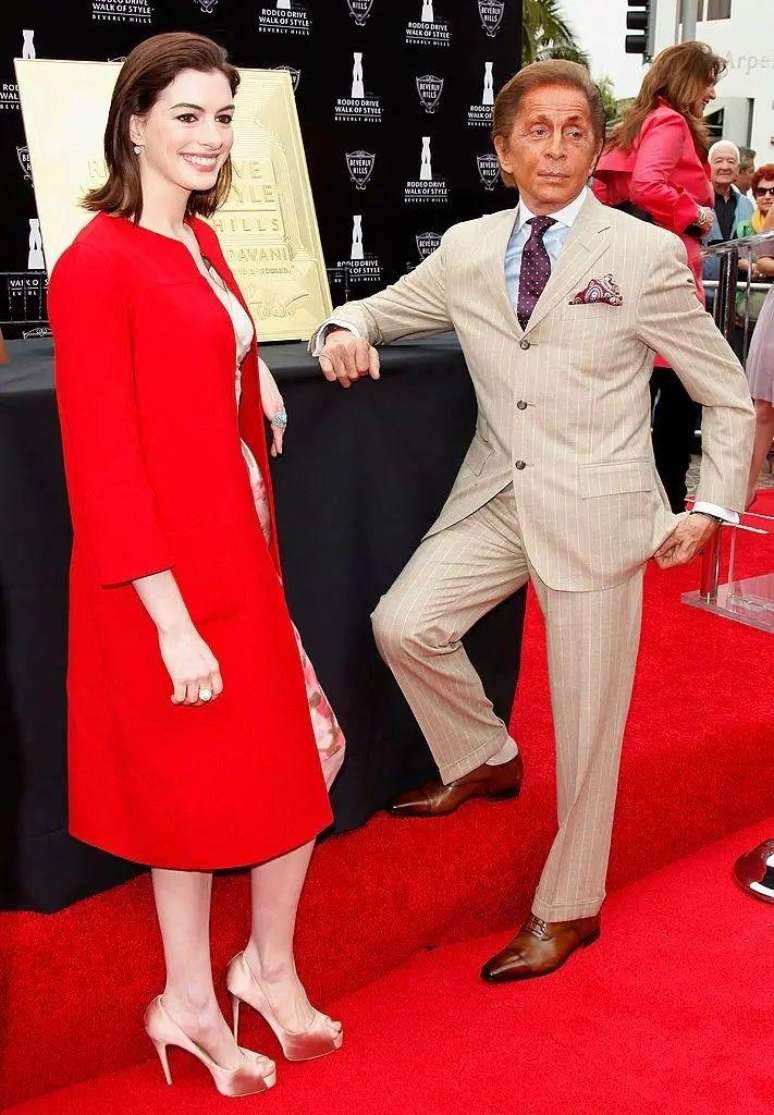 A atriz Anne Hathaway foi uma das muitas celebridades que vestiram o 'vermelho Valentino'