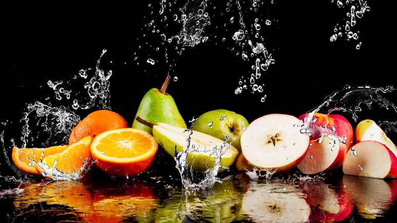 Boas op&ccedil;&otilde;es para uma dieta detox s&atilde;o frutas frescas, oleaginosas e vegetais de f&aacute;cil consumo, como cenoura em palitos &ndash; depositphotos.com / ketta