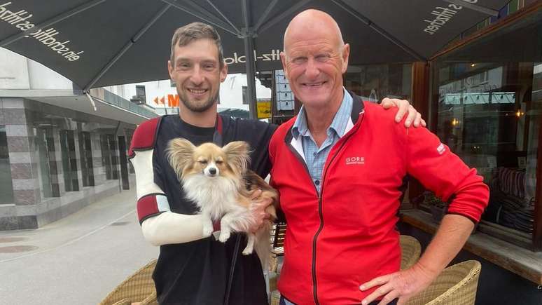Depois de sair do hospital, Jan entrou em contato com Ralf, o homem que atendeu sua chamada pelo walkie-talkie