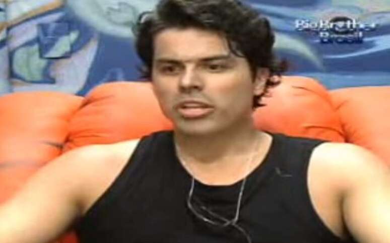 O participante Fernando Orozco foi expulso do 'BBB 7' por infringir a regra que pro&iacute;be aos participantes terem "la&ccedil;os de parentesco ou amizade com altos funcion&aacute;rios da Rede Globo".