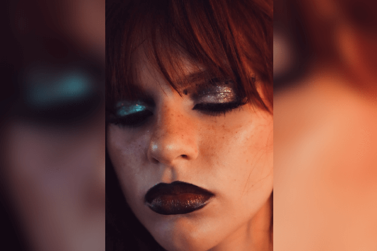 A aplica&ccedil;&atilde;o de sardas ap&oacute;s a finaliza&ccedil;&atilde;o da pele refor&ccedil;a a textura natural e aproxima a maquiagem g&oacute;tica de uma est&eacute;tica mais moderna 