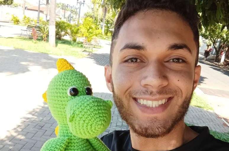 Samuel Alves de Melo come&ccedil;ou a crochetar depois de ver a av&oacute; paterna 