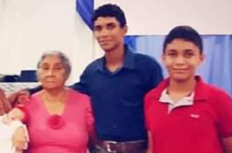 Inspirado pela av&oacute; Ana, Samuel quis aprender a crochetar