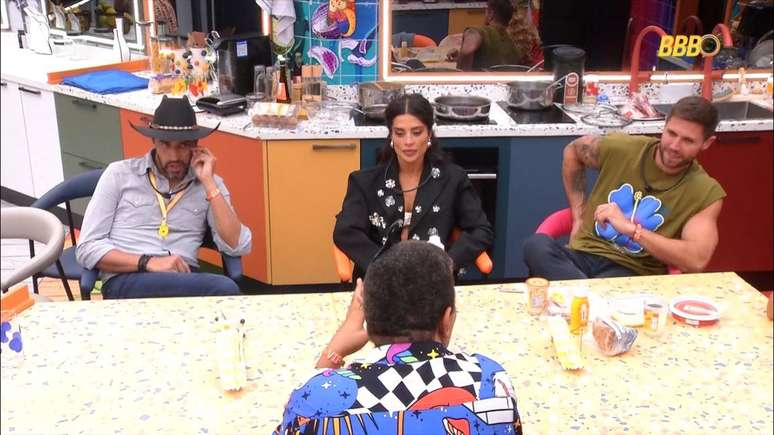 Aline Campos conversa com aliados sobre o jogo