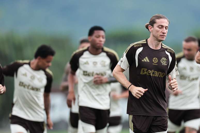 Filipe Lu&iacute;s volta junto com o elenco profissional do Flamengo para Cl&aacute;ssico dos Milh&otilde;es &ndash;
