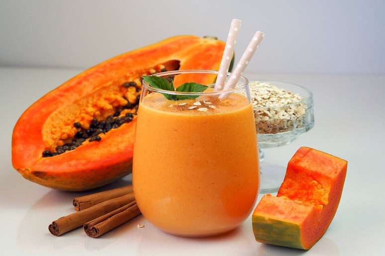 Vitamina de mam&atilde;o com aveia e canela 