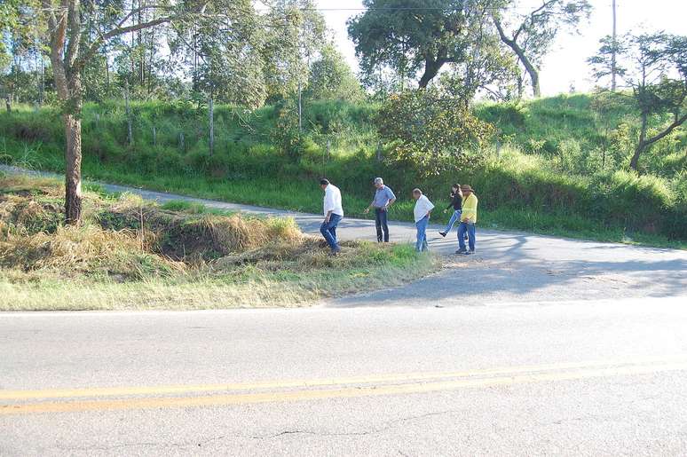 Em geral, o trajeto &eacute; feito pela Rodovia Fern&atilde;o Dias (BR-381), com percurso m&eacute;dio de 1h30, dependendo do tr&acirc;nsito &ndash; Ana Perugini/Wikimedia Commons