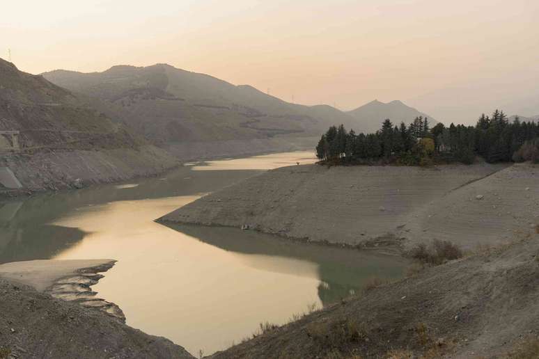 O equivalente a marcas de banheira mostra o quanto o n&iacute;vel da &aacute;gua baixou neste reservat&oacute;rio.