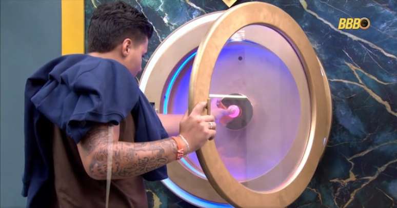 Ele tomou a decis&atilde;o de deixar o jogo momentos ap&oacute;s protagonizar mais uma discuss&atilde;o no confinamento