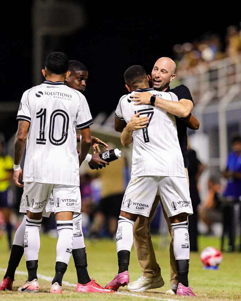 Kauan Toledo comemorando o gol do Botafogo contra o Sampaio Correa com Rodrigo Bell&atilde;o 