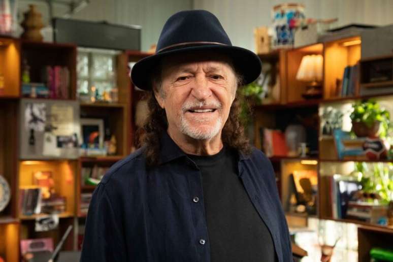 Cantor pernambucano revisita cl&aacute;ssicos da carreira em apresenta&ccedil;&atilde;o pr&eacute;-carnavalesca no Tiny Desk Brasil