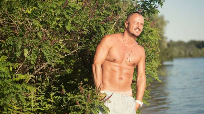 Depois de um dia de sol intenso, o couro cabeludo da pessoa careca pode ficar sens&iacute;vel, mesmo com prote&ccedil;&atilde;o &ndash; depositphotos.com / bombardir