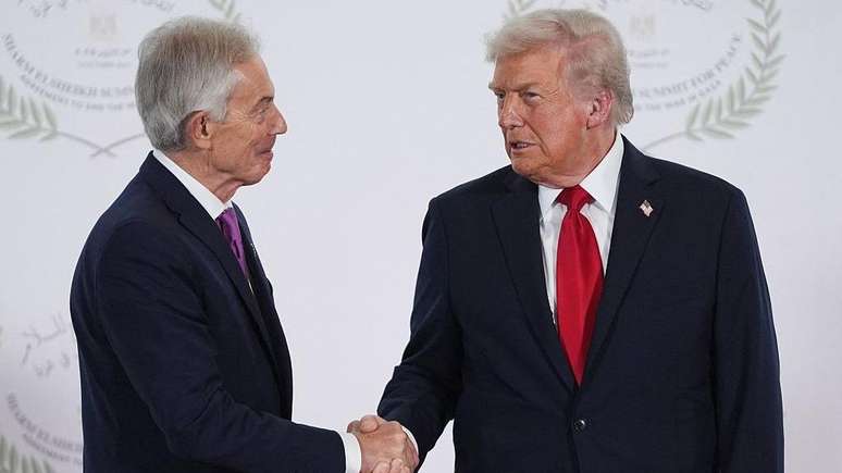 A nomea&ccedil;&atilde;o do ex-primeiro-ministro brit&acirc;nico Tony Blair para "membro fundador" do Conselho da Paz do presidente dos EUA, Donald Trump, &eacute; controversa