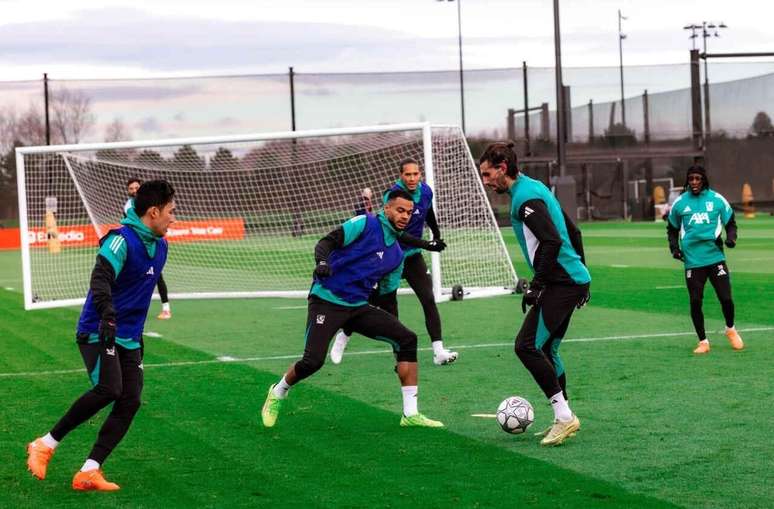 Jogadores do Liverpool durante treinamento da equipe &ndash;