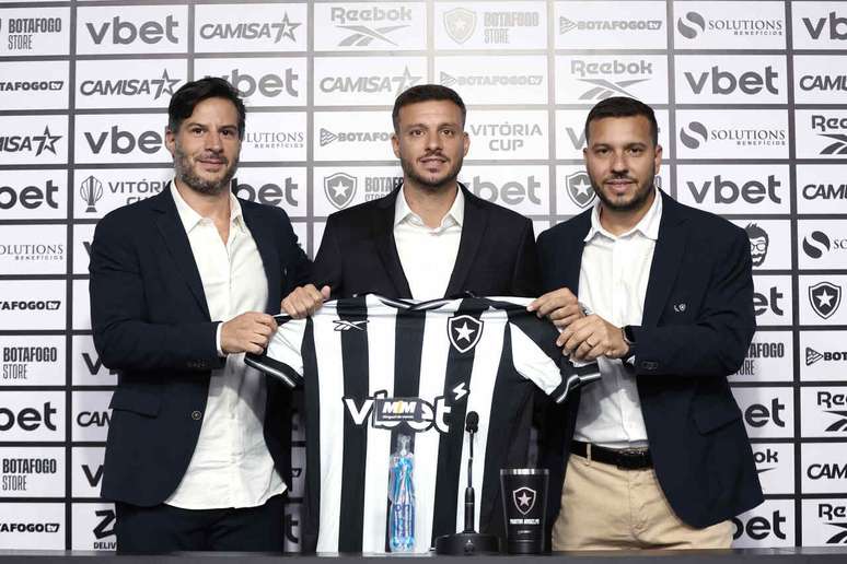 Anselmi recebe a gloriosa camisa alvinegra das m&atilde;os de L&eacute;o Coelho e Alessandri Brito &ndash;