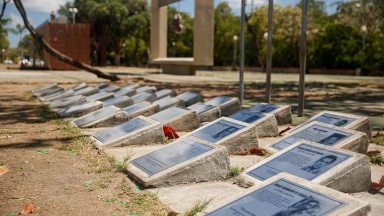 Placas homenageiam desaparecidos da ditadura na Rua da Aurora, no Recife