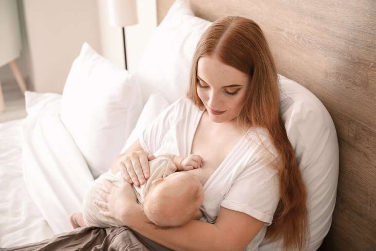 Como a m&atilde;e se posiciona influencia diretamente o conforto durante a amamenta&ccedil;&atilde;o 