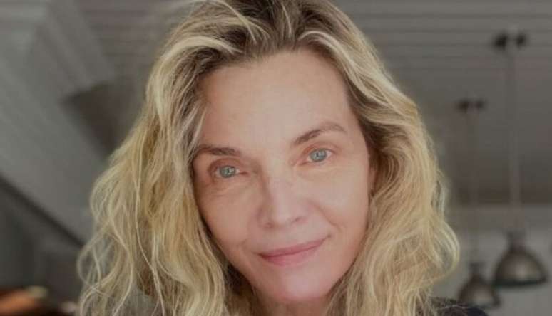 A atriz Michelle Pfeiffer afirma que n&atilde;o existe f&oacute;rmula m&aacute;gica para manter a juventude e aposta em tr&ecirc;s pilares simples, como a alimenta&ccedil;&atilde;o, os exerc&iacute;cios e o sono. Ela, que esbanja vigor aos 67 anos, &eacute; adepta da dieta Paleo.