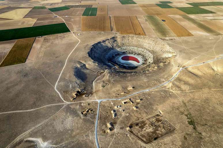 Um buraco no cora&ccedil;&atilde;o agr&iacute;cola da Turquia mostra como a paisagem pode desmoronar quando se extrai mais &aacute;gua subterr&acirc;nea do que a natureza consegue repor. Ekrem07, 2023, Wikimedia Commons, CC BY