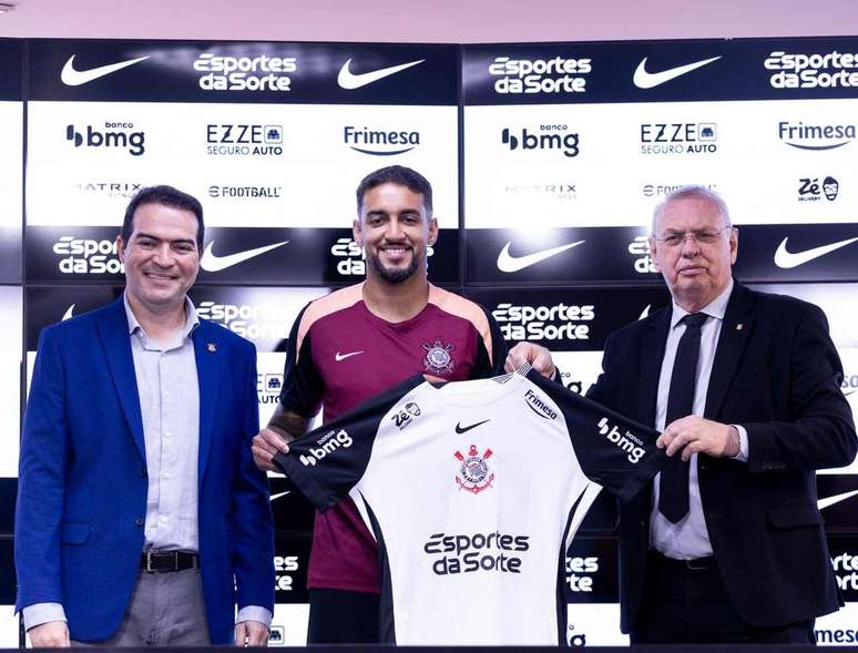 Matheus Pereira foi apresentado pelo executivo de futebol, Marcelo Paz (&agrave; esquerda), e pelo presidente do clube, Osmar Stabile (&agrave; direita) &ndash;