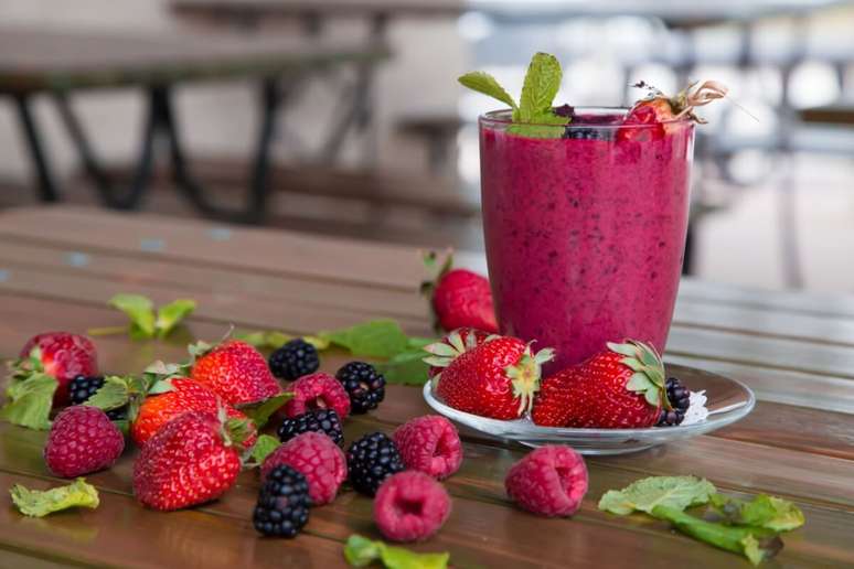 Vitamina de frutas vermelhas com iogurte 