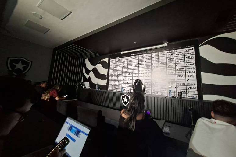 Constrangedor: luz cai durante coletiva do t&eacute;cnico do Botafogo &ndash;