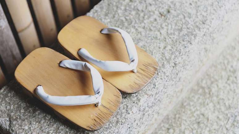 Com o tempo, a inspira&ccedil;&atilde;o japonesa deu lugar a uma identidade pr&oacute;pria, e as Havaianas se tornaram um &iacute;cone do estilo de vida brasileiro no mundo &ndash; depositphotos.com / jiggotravel